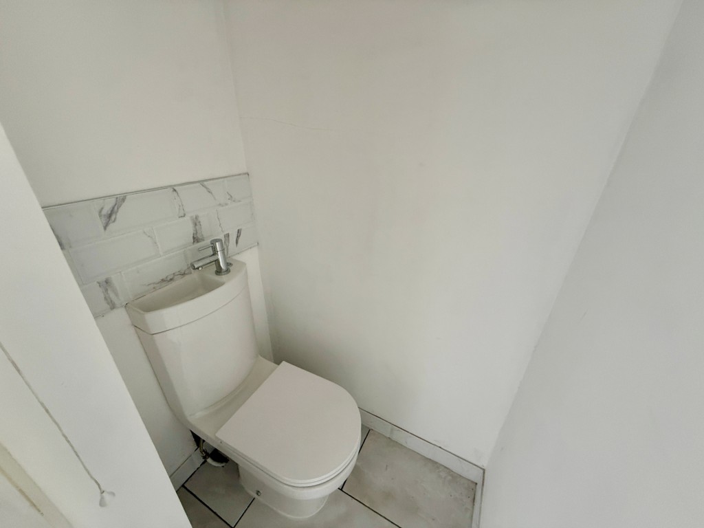 Lot: 112 - REFURBISHED TWO-BEDROOM HOUSE - First floor W.C.